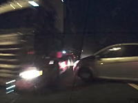 蹴散らされる乗用車。ノーブレーキで渋滞に突っ込んだ大型トレーラーの車載ビデオ。被害者カムあり。