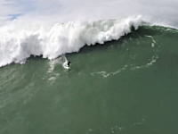 命がけのサーフィン。レスキュー艇も波にのまれてしまう恐ろしいビデオ。