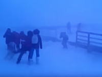 12月の平均気温-37.9℃という極寒の地で生活する小学生たちの帰宅風景