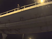高速道路に飛び降りしようとしている若者を救ったライダーのビデオ。