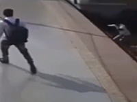 線路に降りてホームを渡ろうとした男が電車にはねられてしまう衝撃の事故映像。