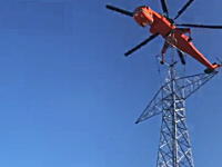 ヘリコプターパイロットの驚きのスキル。吊り下げた鉄塔をどうやって接続するのかと思ったら。