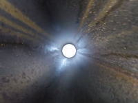 井戸の穴探検。深い縦穴にGoProカメラを落として記録したビデオが人気に。