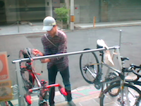 ロードバイク盗難の瞬間。大阪で撮影された慣れた手つきでピナレロを盗む男の映像。