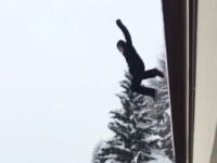 深い雪に向かって4階から飛び降りるとこうなる動画。やってみたいけど。