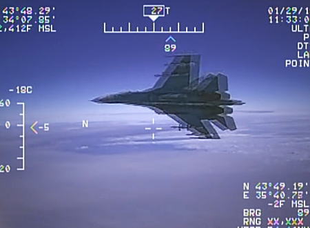 米軍の偵察機EP-3とロシアの戦闘機Su-27が空中衝突レベルの異常接近（1.5メートル）