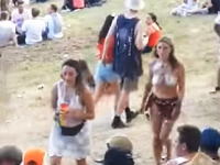 野外音楽祭でトップレスだった女性が襲われて激ギレする動画が話題に。