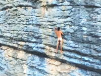 超自然体クライミング。命綱どころか服すらも着ずに絶壁を登る男のビデオ。