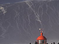 ナザレの巨人。高さ30メートル超！？世界最大級の大波に挑んだサーファーの映像。