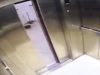 右足切断？とんでもなく恐ろしい中国のエレベーター事故のビデオ(((ﾟДﾟ)))