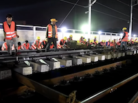 中国さん駅の線路工事に労働者1500人を動員して一晩（9時間）で終わらせる。