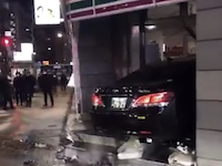 東京中央区でコンビニに突っ込んだ車がさらにアクセルを踏み込んでいる動画