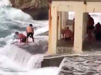 あけおめ海水浴で2人が溺れて亡くなるの映像がヤバすぎる。こんな海絶対ダメだろ。