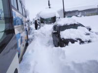 福井県大雪。国道8号線で雪に埋まってしまった車たちを撮影したビデオ。