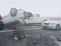 濃霧の大事故映像。視界数メートルの高速道路で44台が絡んだ事故の現場がすごい。