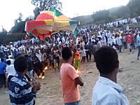 エチオピアのお祭りで集団感電。大勢で運んでいたテントが電線に接触してしまい。
