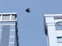 ゲリラ屋根ジャンプ。高層ビルの屋上から隣のビルに飛び移りながら走るビデオ。
