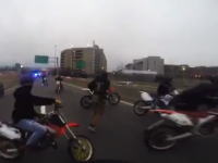 DQNパニック。前後をパトカーに挟まれた暴走族が大パニックを起こす動画。5人逮捕。