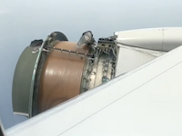 恐怖のフライト。飛行中にエンジンカバーが脱落し不安なほどに揺れるUA便の映像。機内から撮影。