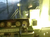三岐鉄道の運転席操作パネルから火が出る瞬間が撮影される。派手に火花が散る。