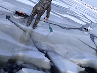 釣り人大ピンチ。多くの釣り人が乗っていた氷が流れ出してしまう。