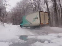 トラックで雪ドリ！雪の積もる峠道に現れたすご腕のトラック運転手。