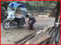 キチガイ親父。娘をスクーターで引きずり回すひどい虐待が中国で撮影される。