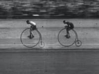 1928年に撮影された珍しい自転車レースの映像。ペニー・ファージング型自転車。