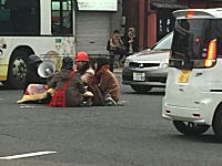 京大前、百万遍交差点のど真ん中でコタツを囲んでる人が居たという映像がツイッター。