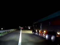 これはひどいな。NIKUGAWA運輸のトラックが東名高速で危険運転。