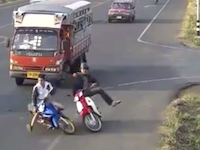 ノールック合流が原因で若い男性がバスに轢かれてしまう事故のビデオ。