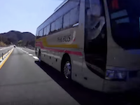 公式が謝罪文を掲載。鳥取道でMK観光バスが危険な追い抜きを仕掛けてきたドラレコ。