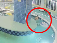 流れるプールで吸い込まれ事故。潜っていた12歳の少年が吸い込まれてから助け出されるまで。