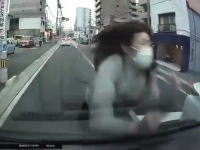「ころして」走る車のフロントに飛び込んでくるやばい女の人が撮影される。