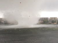 海水を巻き上げながら迫ってくる竜巻の恐怖。フロリダで撮影された衝撃映像。