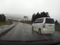 会津若松で免許取り上げてほしい運転をしているトヨタVOXYがドラレコに映る。