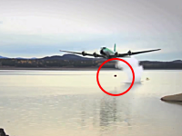 第二次大戦時に実際に使用された水面を跳ねて進む対ダム攻撃用爆弾「反跳爆弾」を再現したビデオ。