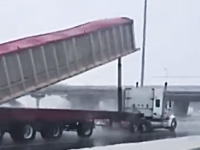 荷台を上げたまま超速で走行していたトラックが歩道橋に激突する事故の映像がヤバい。