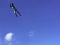 楽しそうだけど怖え！凧揚げのロープに掴まって空高く持ち上げられる男の映像。
