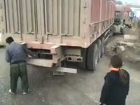 これは天才。中国の大型トラックに搭載されたとても便利そうな装備の映像。