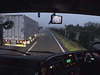 速度差約5km/hで大型トラックを追い越すトラックの車窓。これにイライラする人多そう。