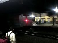 インドで機関車から切り離されてしまった客車が乗客を乗せたまま11キロメートル暴走。