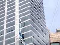 韓国で高層ビル外壁の大型懸垂幕の取り外し作業をしていた男性が死にかけている動画。