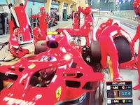 F1バーレーンGPでキミ・ライコネンがメカニックを踏んで骨折させてしまった事故のビデオ。