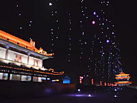 中国で1374機のドローンによる光のショーが行われるも本番では次々と墜落して謎の文字列に。