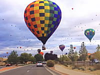 自由すぎてｗｗｗ熱気球フェスティバルが開催された町を車から眺める動画がめちゃくちゃ楽しい。