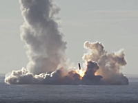 グングン。ロシアの原子力潜水艦による潜水艦発射弾道ミサイル試験の様子。
