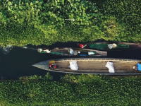 細長い船で混み合う狭い水路。インレー湖の水路を空撮した映像がおもしろい。