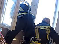 すごすぎるだろ。飛び降り自殺を図った男性を下の階でキャッチした消防士の映像。