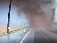 滋賀で竜巻が発生！（動画）電柱や車、建物が破壊される被害が出ている模様。